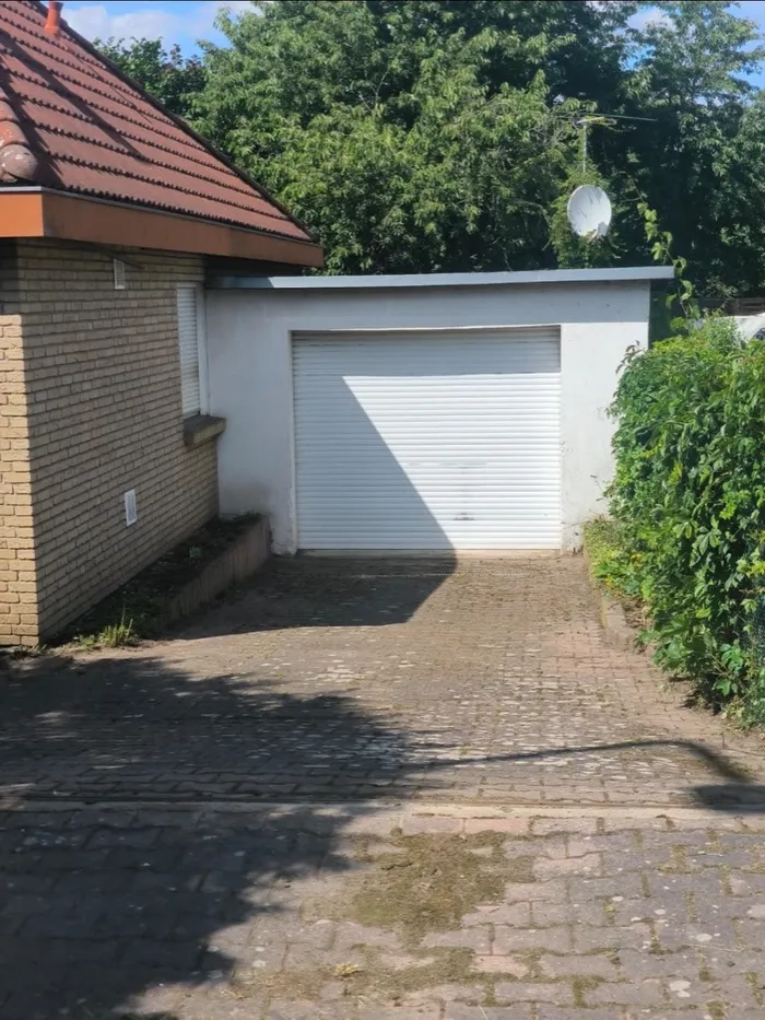 Garageneinfahrt nachher – geräumt und sauber